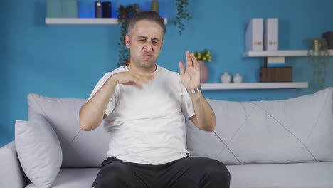 el hombre sudoroso huele mal y ofensivo.