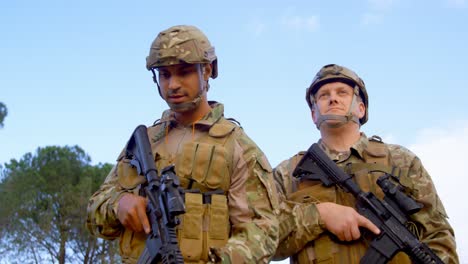 Low-Angle-Ansicht-Kaukasischer-Militärsoldaten-Beim-Gewehrtraining-Auf-Feldern-Während-Des-Militärtrainings-4K