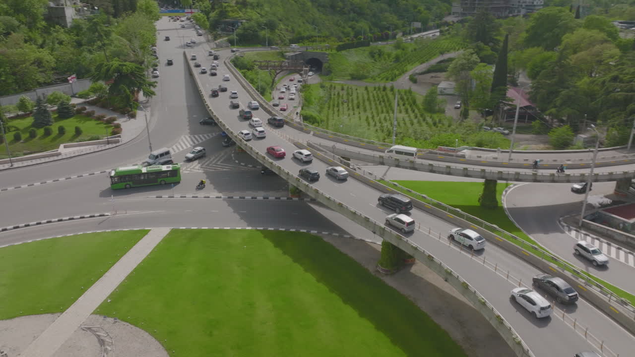 고속도로와 합쳐지는 바쁜 고속도로 교차로의 공중 설정 샷