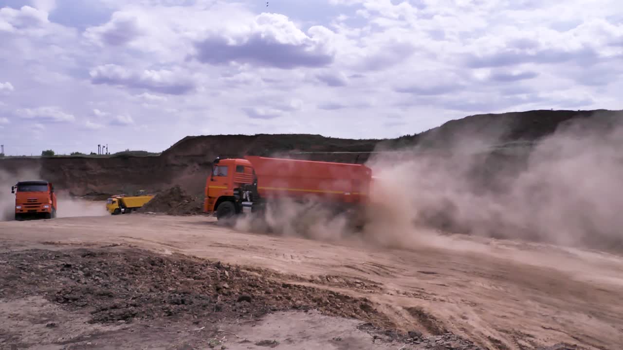 광산 에서 일 하는 오렌지색 트럭