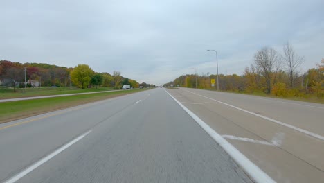 pov mientras conduce por la interestatal i280 cerca del intercambio de la estación de pesaje a fines del otoño en un día nublado cerca de moline, illinois