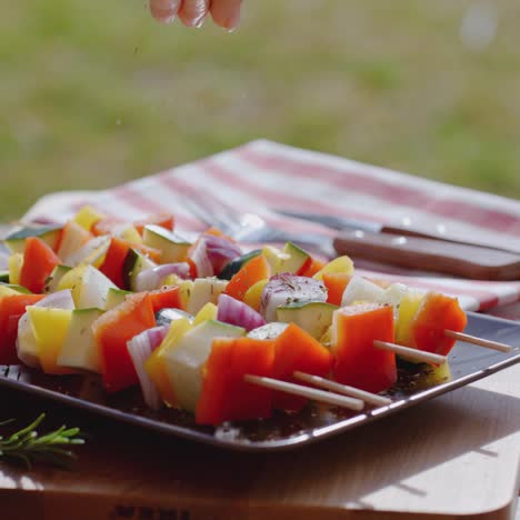 gemüse-kabob auf teller hautnah