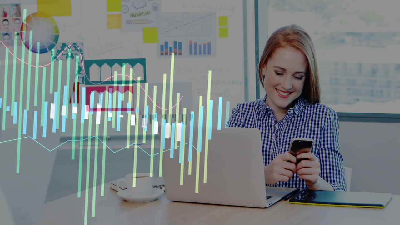 animación de procesamiento de datos y diagramas sobre mujer caucásica usando teléfono inteligente