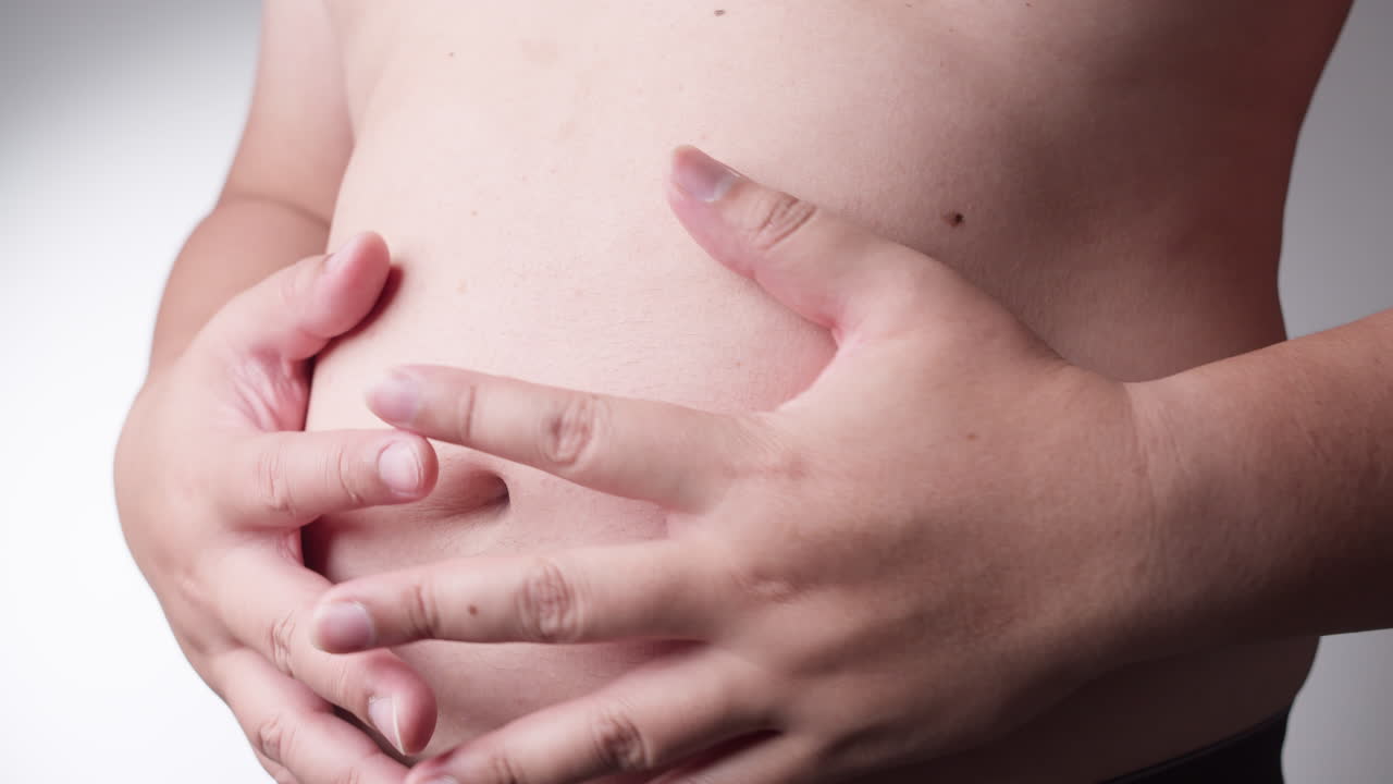 primer plano, estómago masculino, sobrepeso