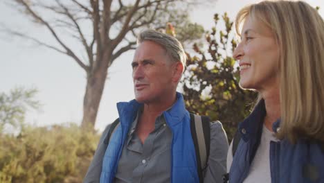 pareja de ancianos activos haciendo senderismo en el bosque