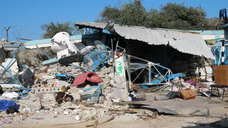 la vista en la franja de gaza muestra casas completamente destruidas por los ataques con misiles israelíes.