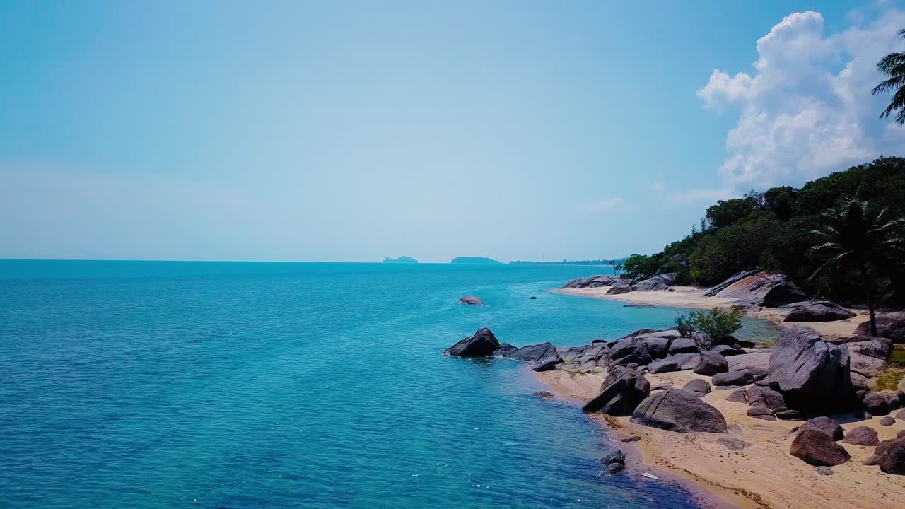 일몰에 야자수가 있는 열대 모래 해변, 일출, 트렁크를 통해 날아가는 공중 돌리 샷, 하와이의 야생 자연 그대로의 해변