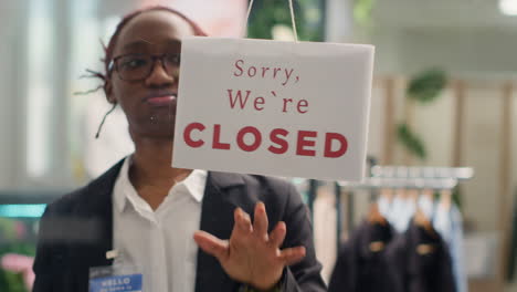 employee closing clothing store