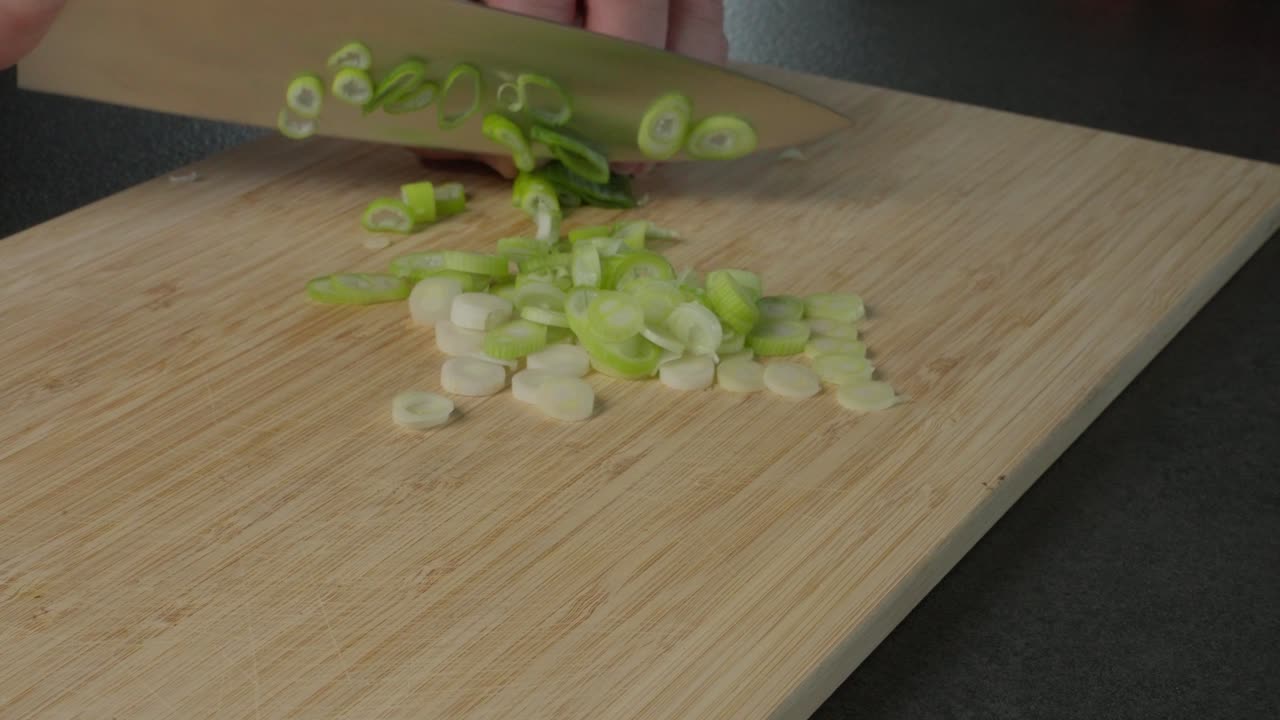 가정 주방에서 채소를 요리하는 것