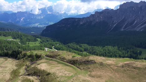 Viaje-De-Hiperlapso-De-4k-A-Través-De-Passo-Giau,-Parque-Nacional-Dolomiti,-Italia