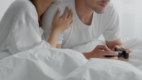 pareja jugando en la cama