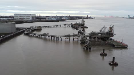 Drohnenblick-Tranmere-Oil-Terminal-Birkenhead-Petrochemische-Küstenhafenverteilung-Niedrige-Umlaufbahn-über-Kranponton