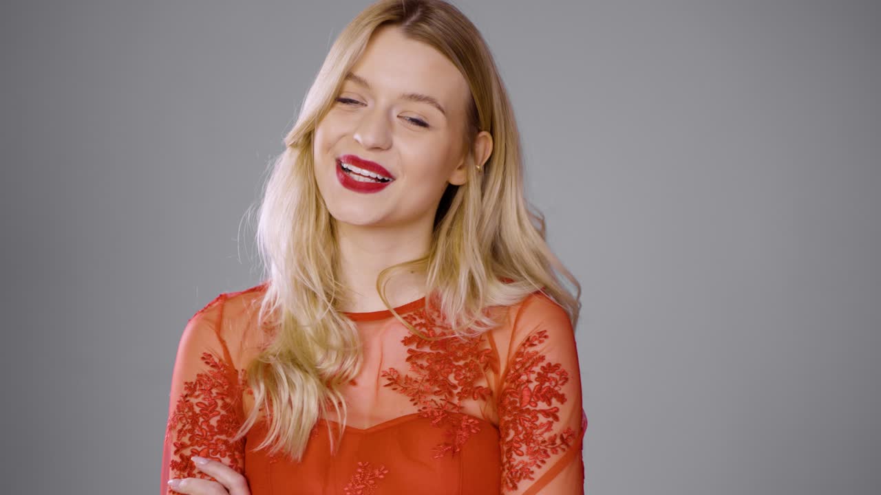 빨간 드레스를 입은 웃는 여자