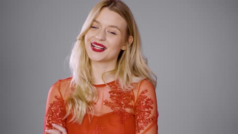 mujer sonriente en un vestido rojo