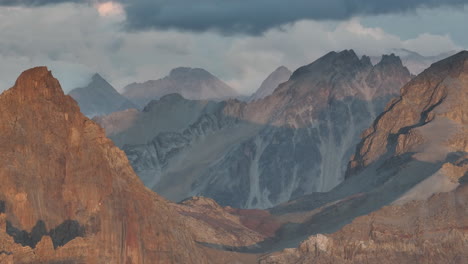 vistas interminables de las montañas durante la puesta de sol alpes franceses paisaje rocoso