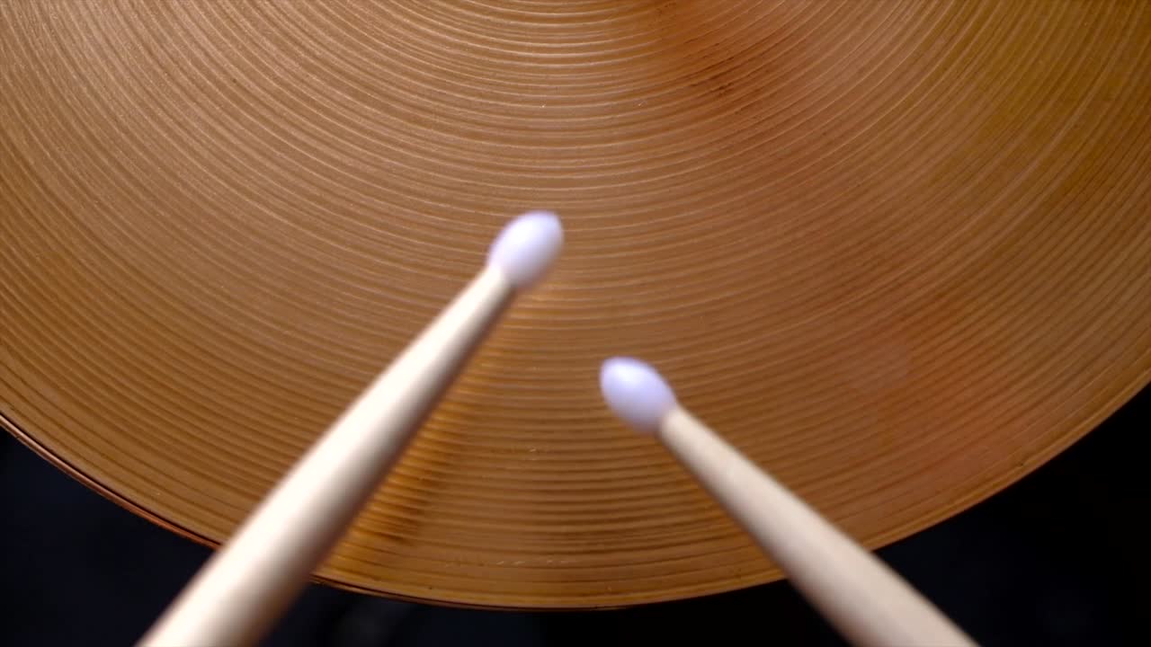 하이을 연주하는 드럼 스틱