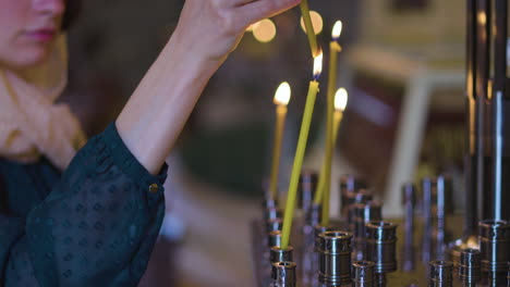 mujer en la iglesia