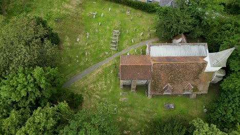 An-angled-pan-over-All-Saints-church,-West-Stourmouth