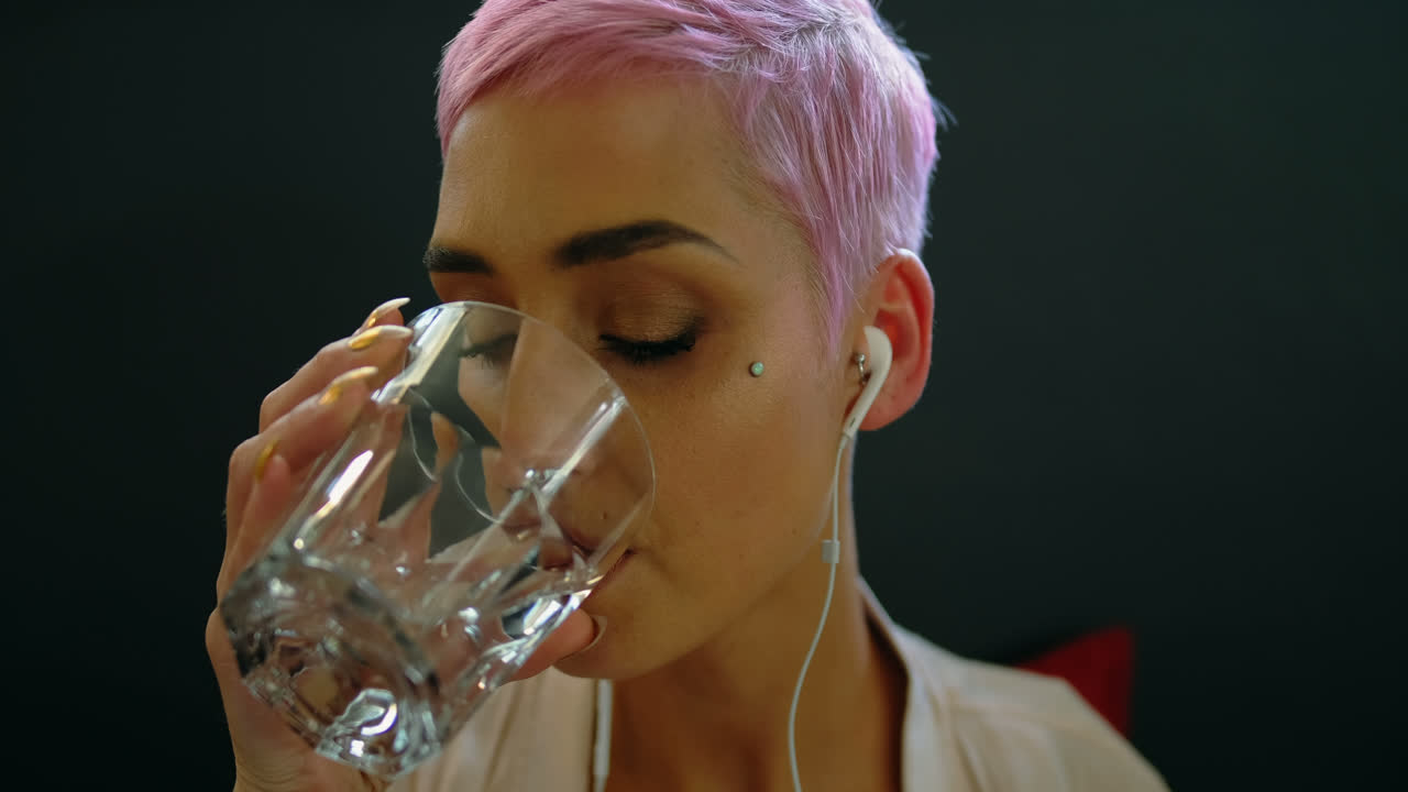 mujer escuchando música en una computadora portátil en un café 4k