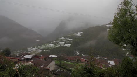 vista de lapso de tiempo de la niebla en los alrededores de caleao, en el parque natural de redes, asturias, españa