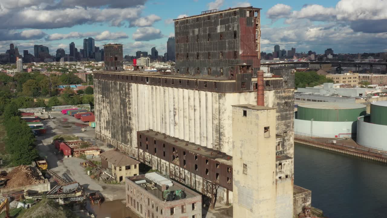 뉴욕 브루클린의 버려진 대규모 곡물 터미널 근처 공중 상승