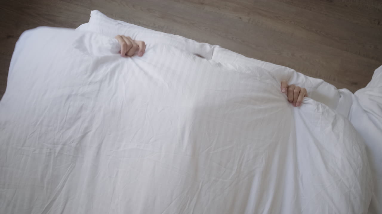 침대에 있는 여자, 다양한 포즈