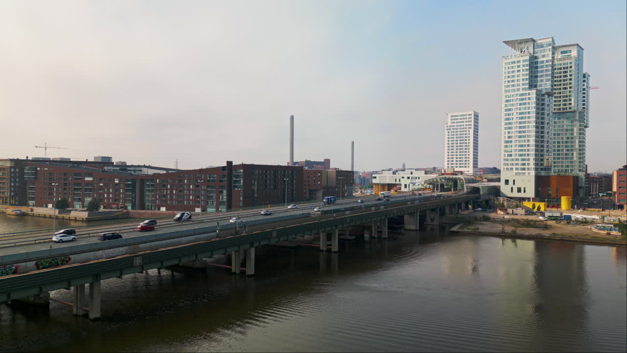 헬싱키 시내로 가는 고속도로와 핀란드 칼라사타마에 있는 레디 타워스