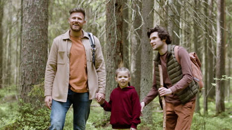 familia disfrutando de la naturaleza