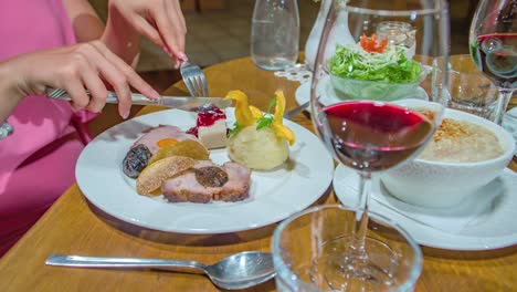 Hermosas-Manos-De-Una-Dama-Recogiendo-Los-Cubiertos-Para-Cenar-En-El-Restaurante