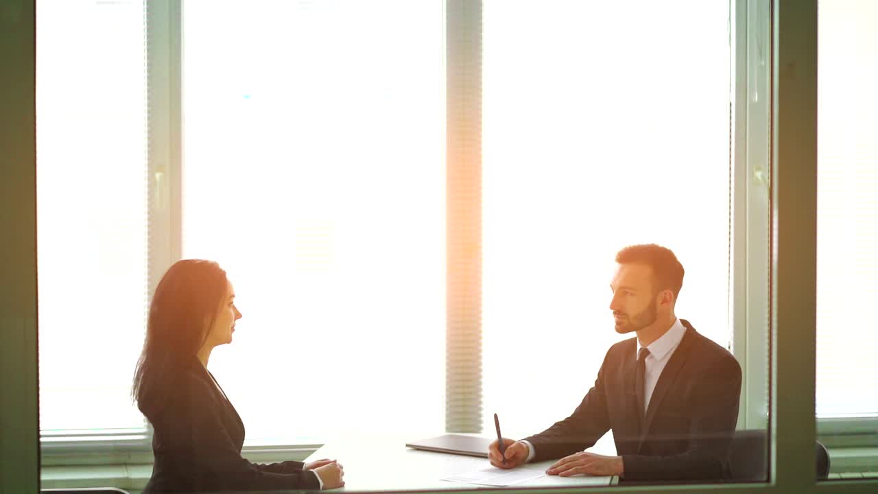 사업가와 남자가 책상 위에서 손을 흔들고 있습니다. 느린 동작