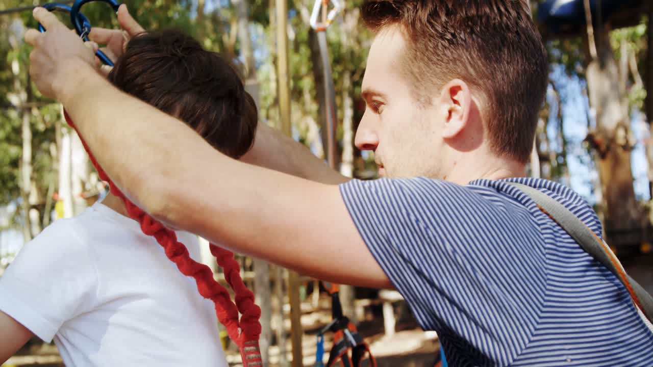 4k 아이에게 안전 로프를  ⁇ 는 트레이너