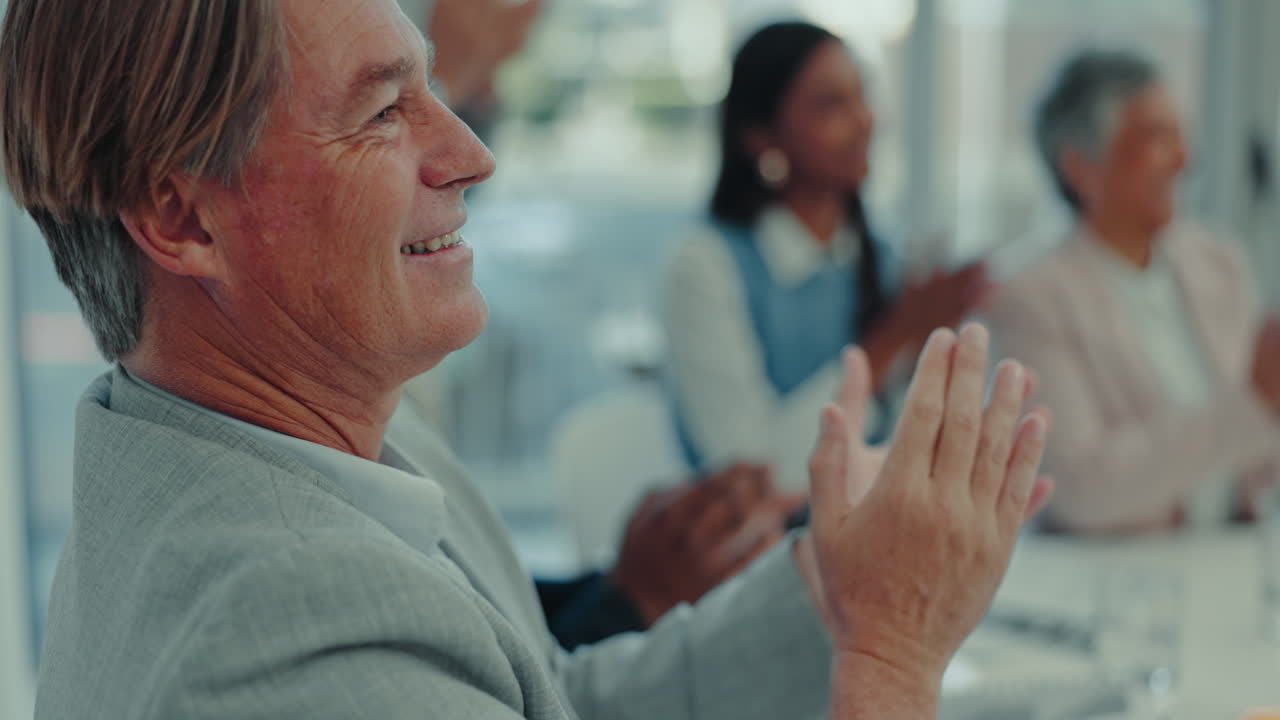 사업가, 그룹과 축하를 위해 박수