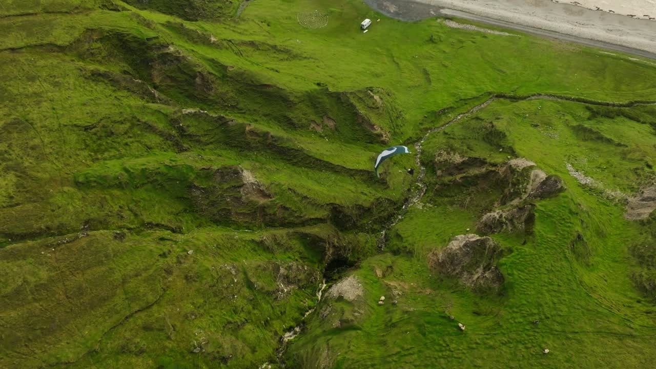 울창 한 해안 계곡 을 가로질러 패러글라이딩 을 하는 것