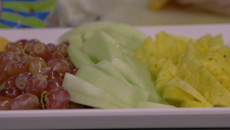 cierre lento en una sartén sobre un plato de frutas frescas