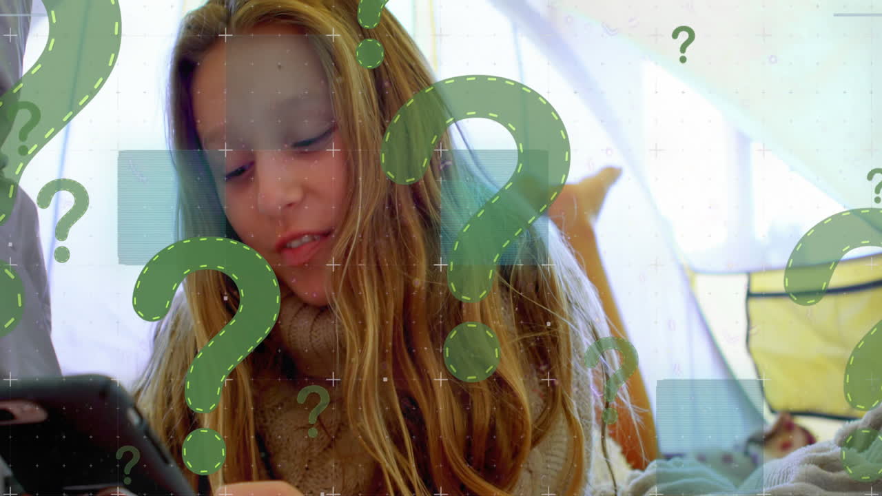 iconos de signos de pregunta y rastros de luz contra una mujer caucásica que usa un teléfono inteligente mientras está acostada en la cama