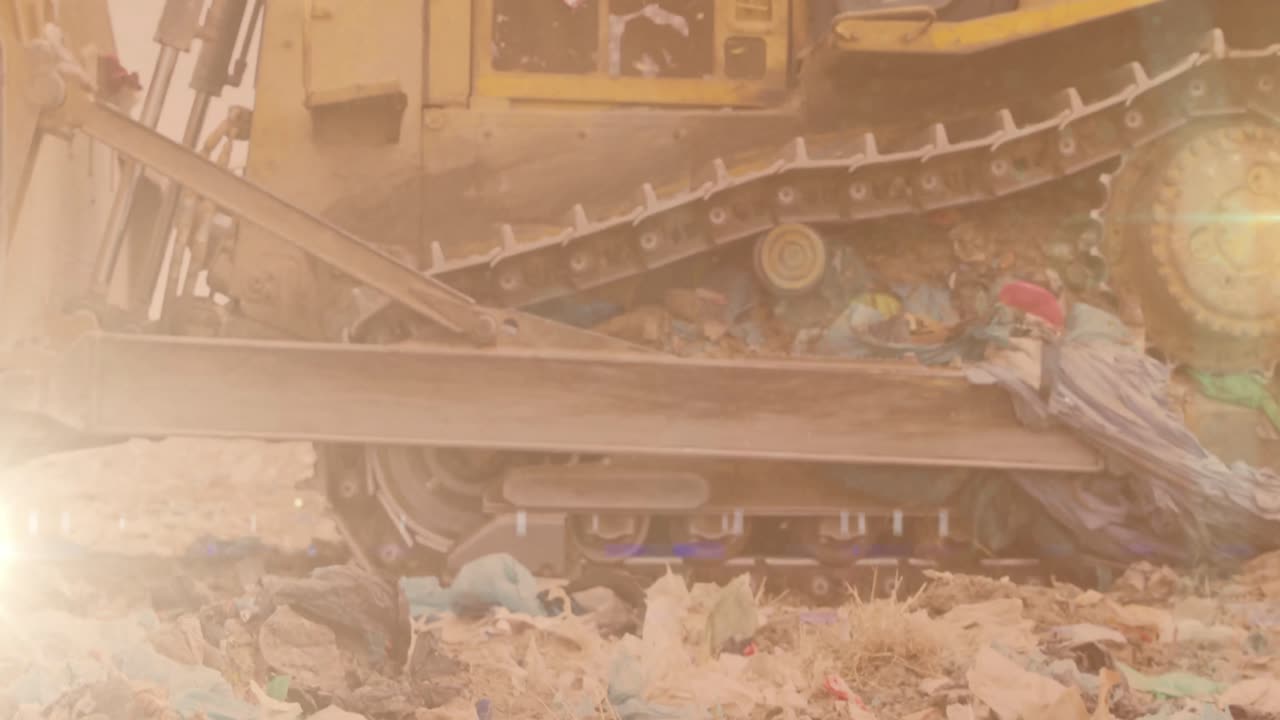animación de una luz brillante sobre una excavadora en un sitio de eliminación de residuos