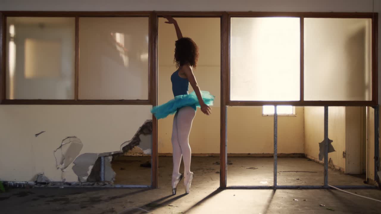 bailarina en un almacén vacío