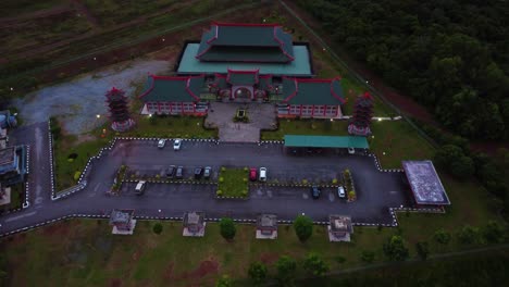 imágenes tomadas por drones de la mezquita masjid cina melaka durante la puesta de sol en malasia