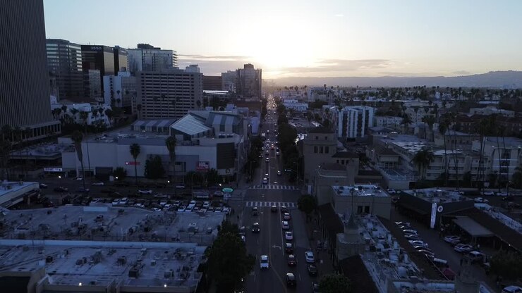 Ripresa drone con inclinazione verso il basso di un tramonto nel quartiere di Koreatown