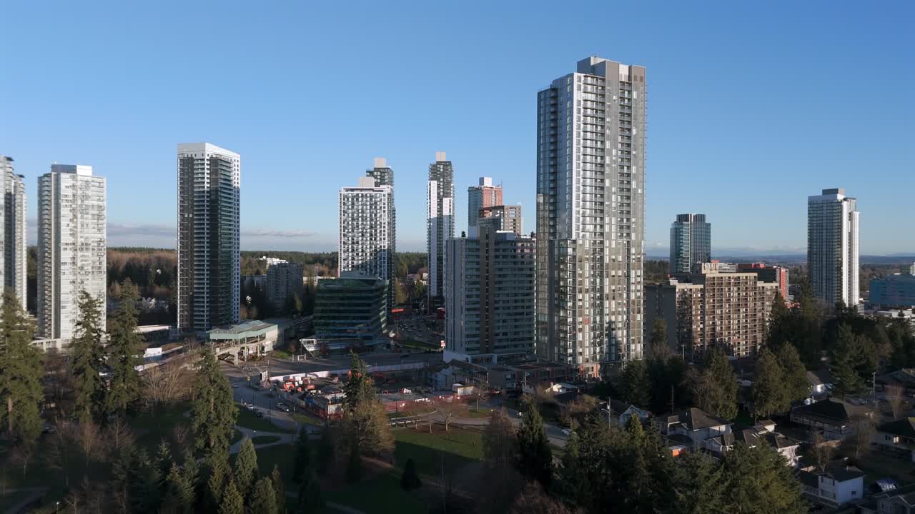 Città moderna con imponenti edifici residenziali nel centro di Surrey City, nella Columbia Britannica, Canada. Ripresa aerea.