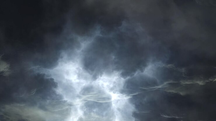 Nuvole temporalesche scure e drammatiche con squarci di luce.