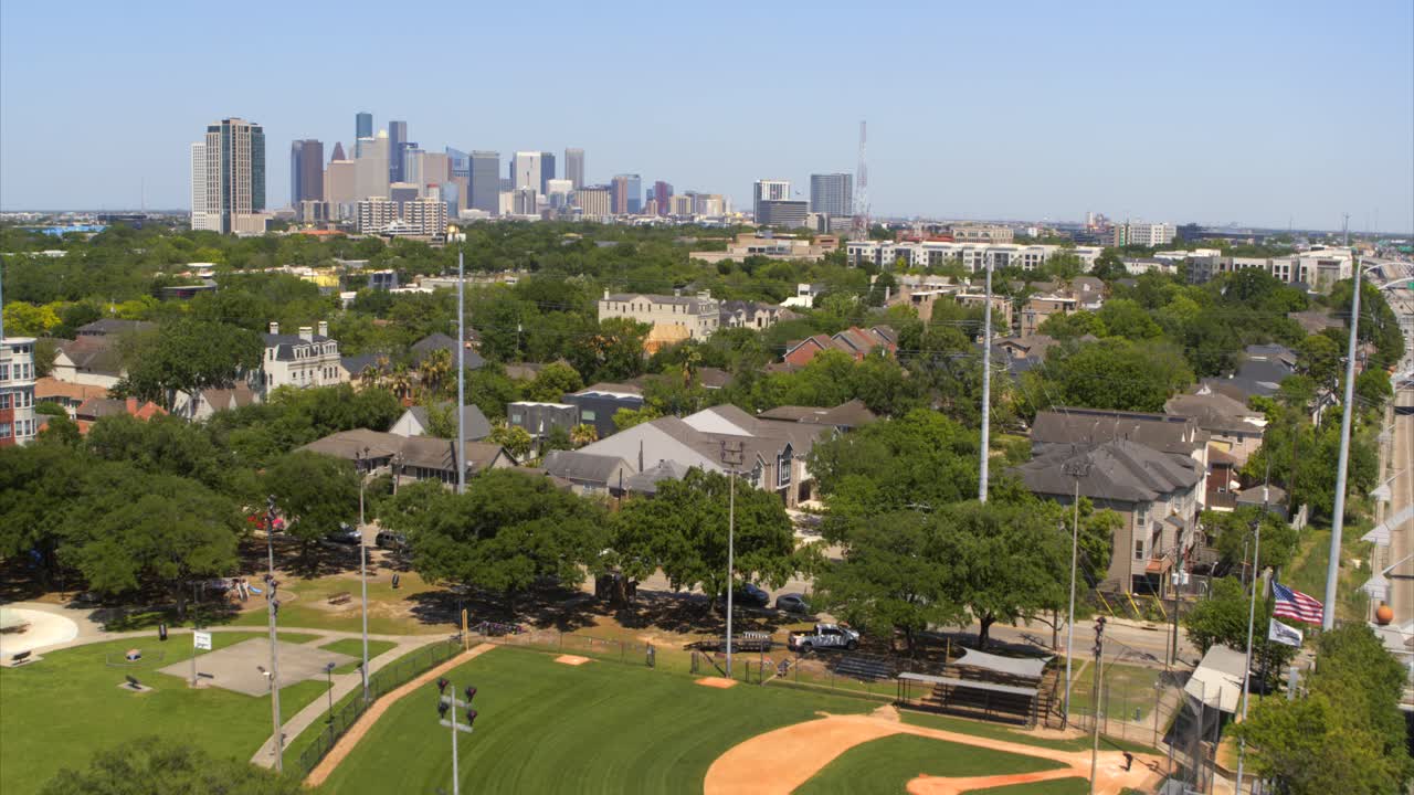 텍사스 주 휴스턴의 부유한 중산층 동네의 집들의 드론 뷰