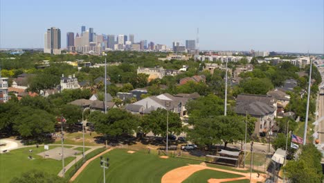 Drone-view-of-homes-in-affluent-upper-middle-class-Neighborhood-in-Houston,-Texas