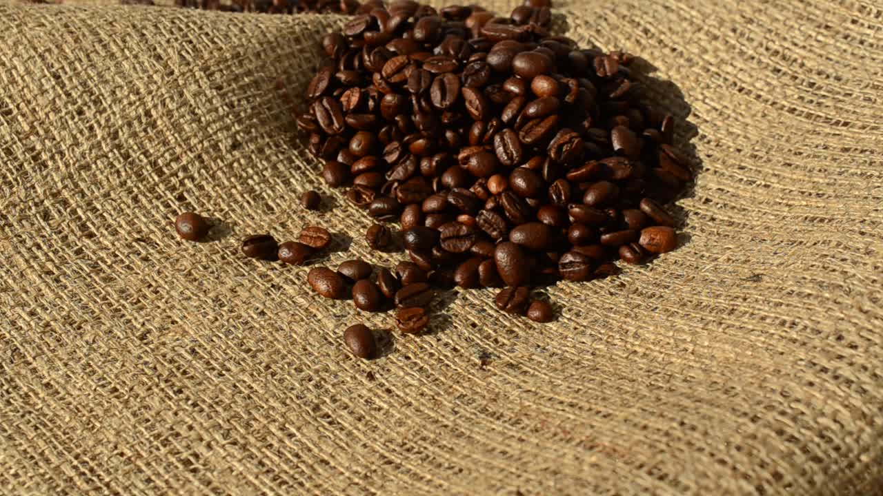 Caffè su un sacco. Caffè e tela di sacco.