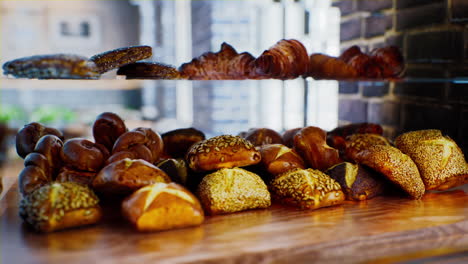 frisches brot auf den regalen in der bäckerei