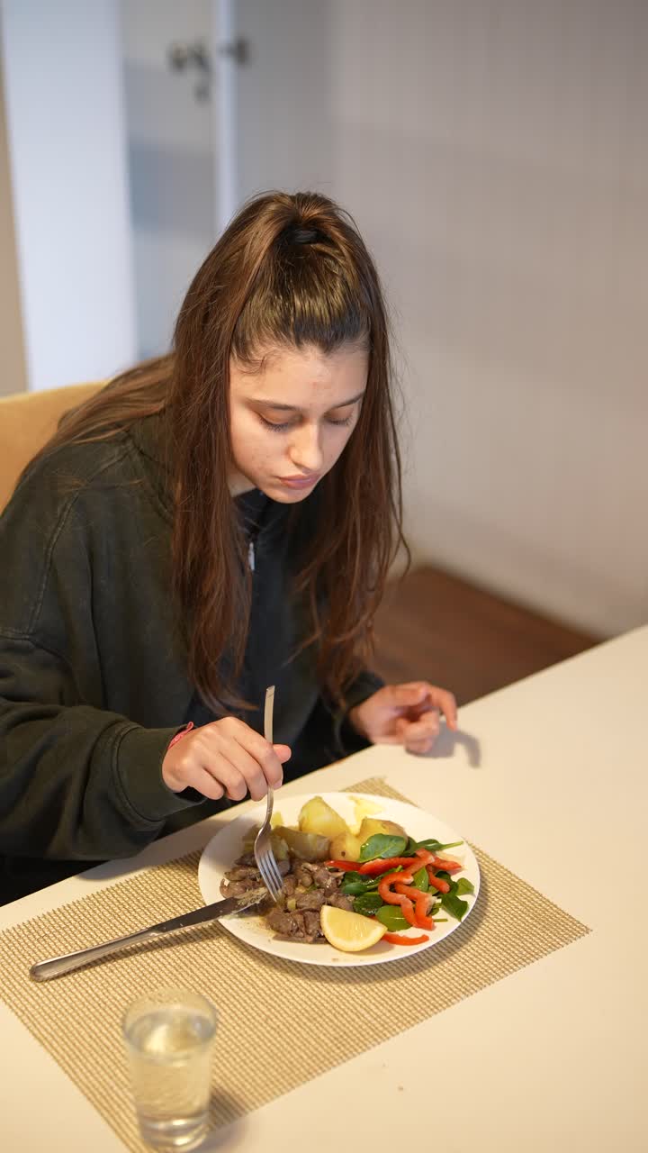adolescente comiendo una comida