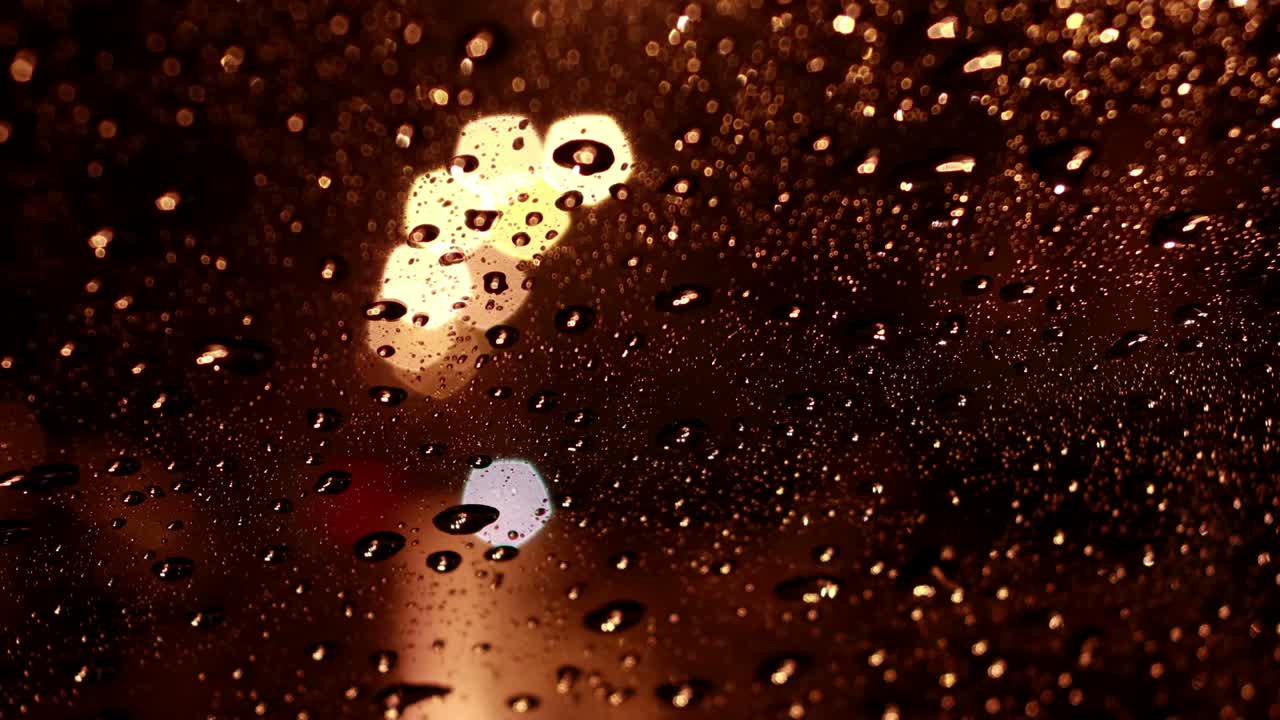 gotas de lluvia cayendo en el escudo de viento en la noche