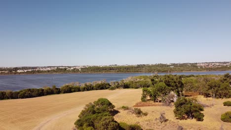 Vista-Aérea-De-Las-Aguas-Azules-Del-Lago-Joondalup-Y-Sus-Alrededores