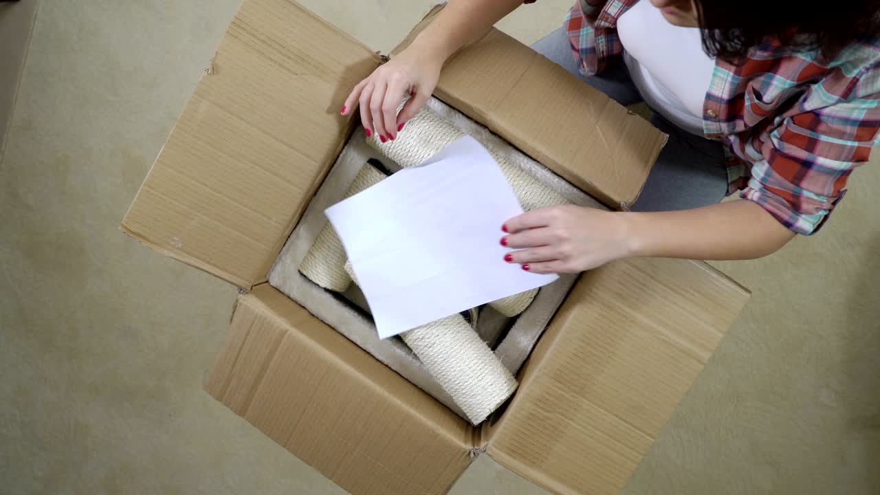 muebles modernos para gatos en caja y ensamblaje.