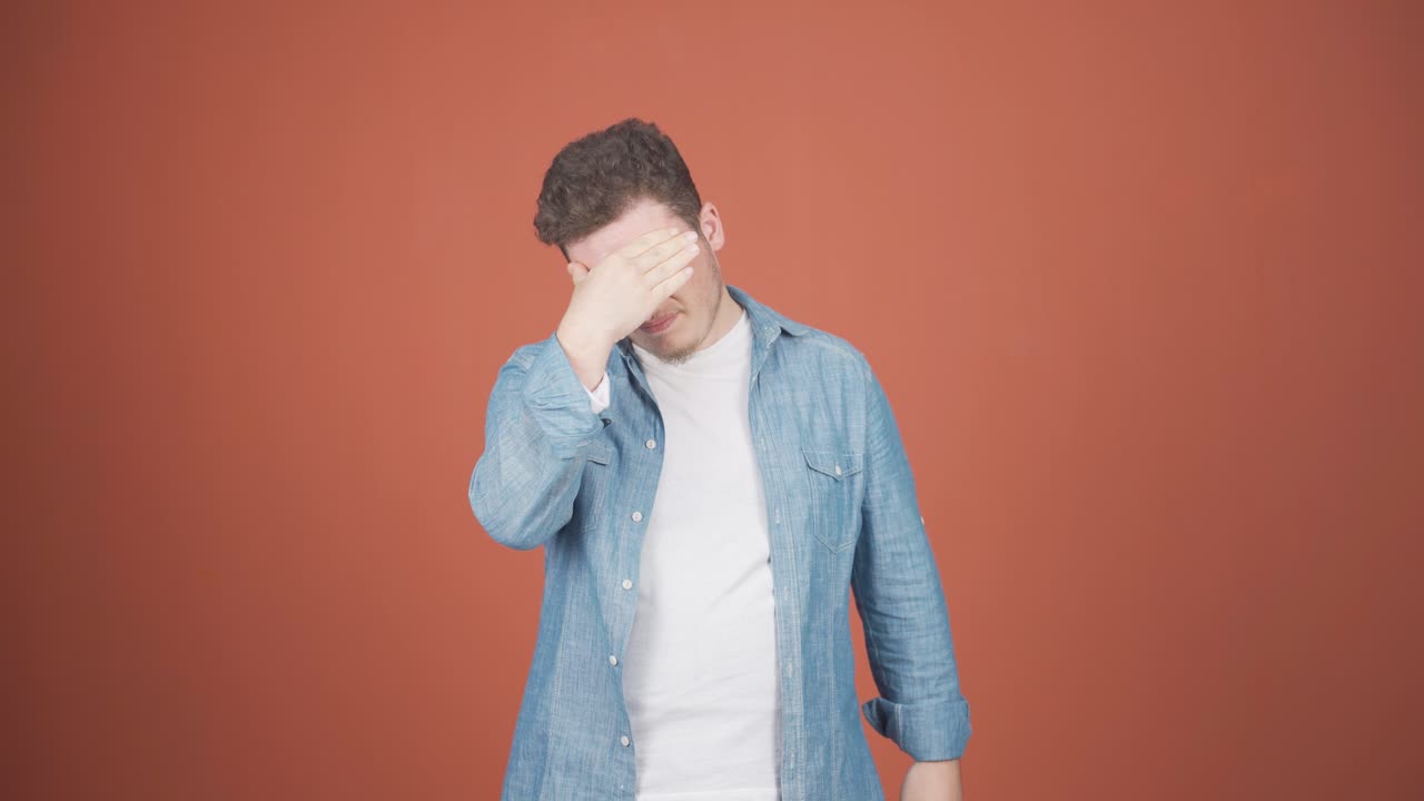 el hombre con migraña está experimentando dolor.